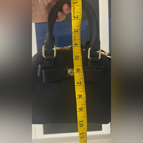 Betsy Johnson Black Crossbody
Floral Pattern Lining
Adorable purse
New No Tags - Picture 10 of 13